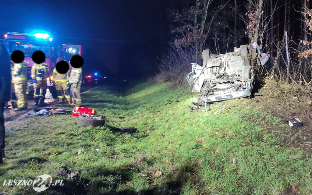 Audi wypadło z drogi i dachowało