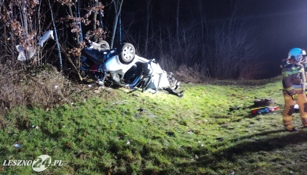 Audi wypadło z drogi i dachowało