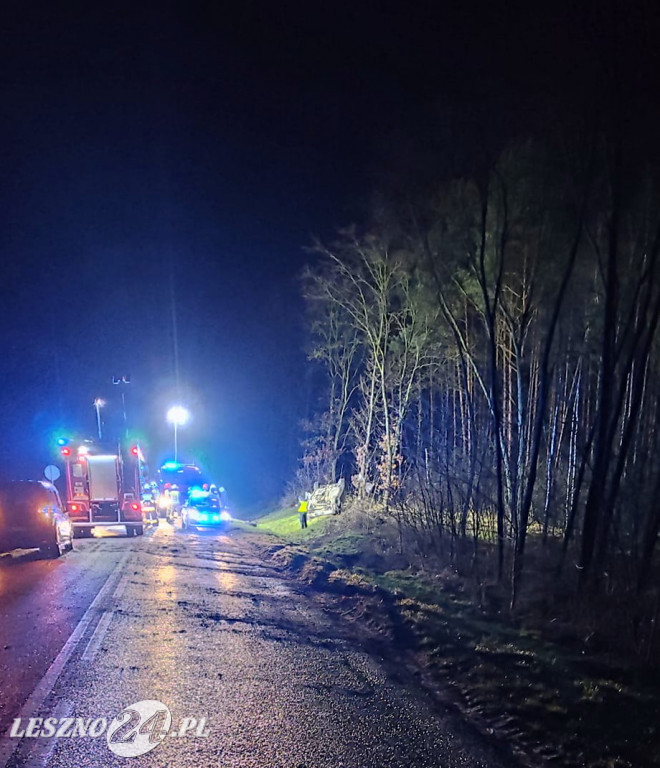 Audi wypadło z drogi i dachowało