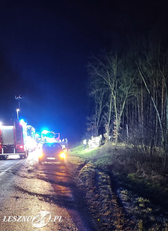 Audi wypadło z drogi i dachowało
