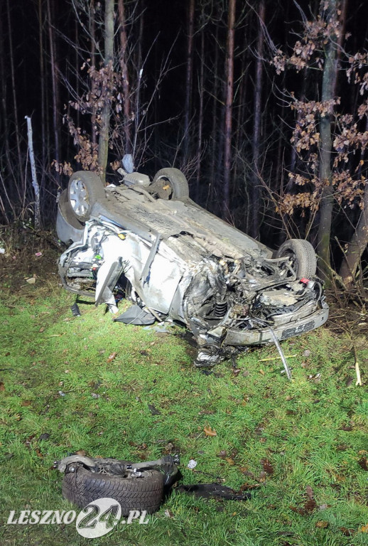 Audi wypadło z drogi i dachowało