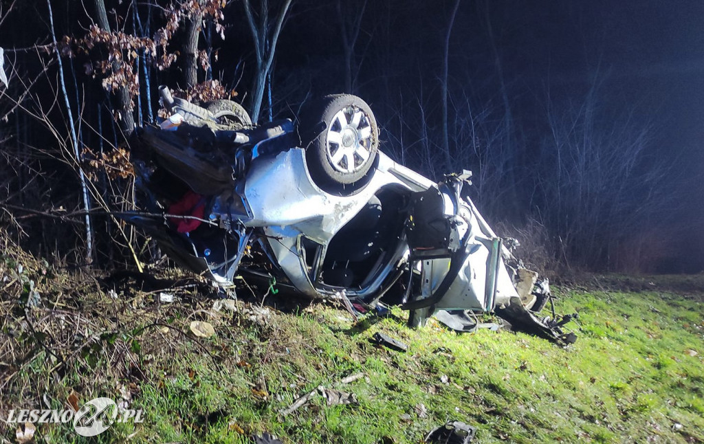 Audi wypadło z drogi i dachowało