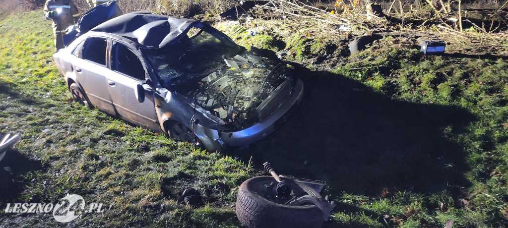 Audi wypadło z drogi i dachowało