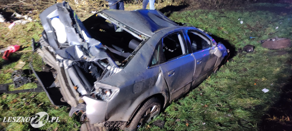 Audi wypadło z drogi i dachowało