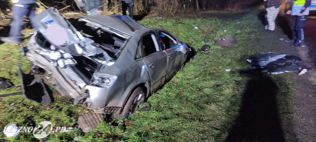 Audi wypadło z drogi i dachowało