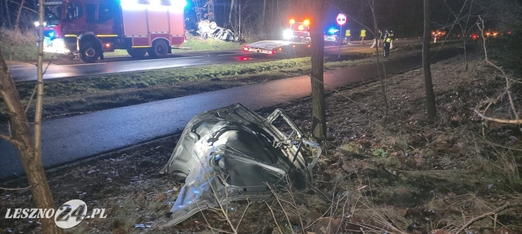 Audi wypadło z drogi i dachowało