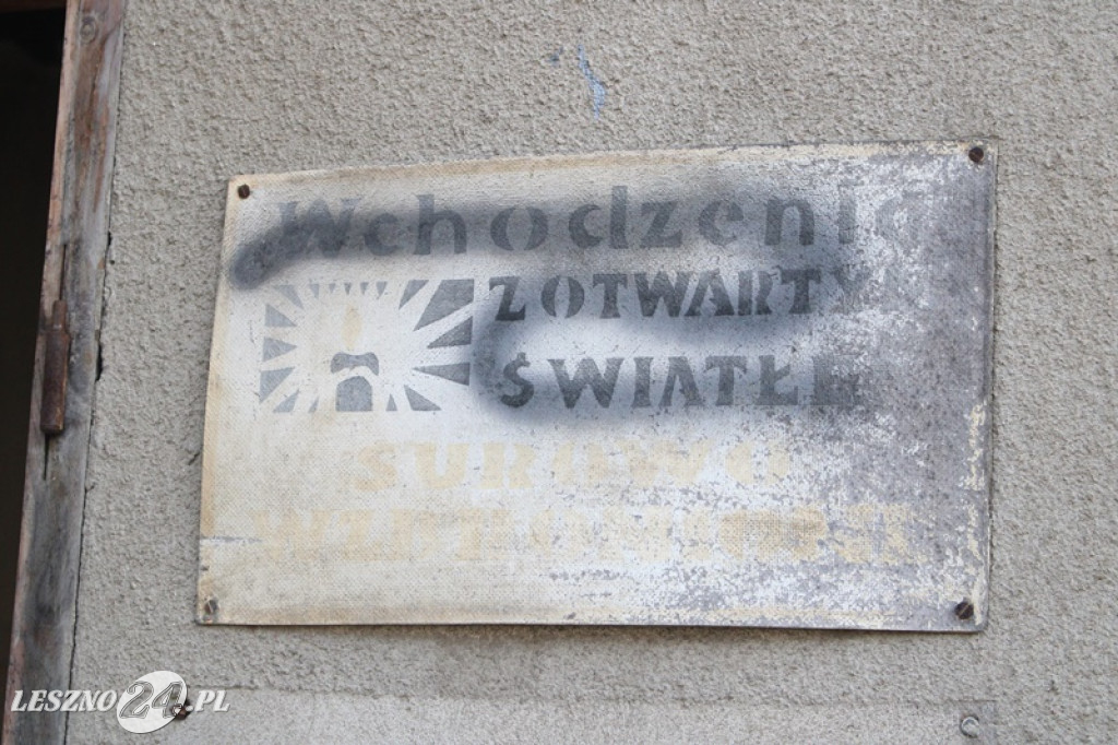 Stara rzeźnia w Lesznie to wysypisko śmieci