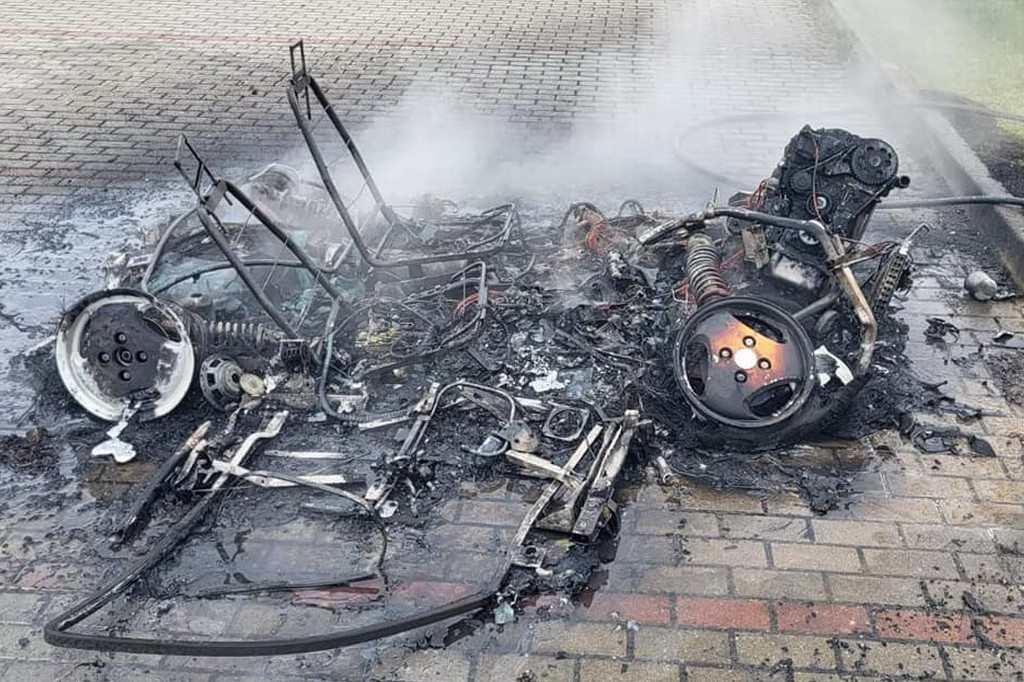 Mały samochód spalił się doszczętnie