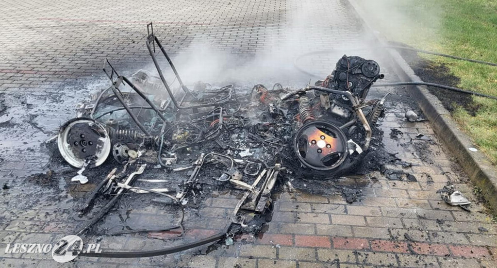 Mały samochód spalił się doszczętnie