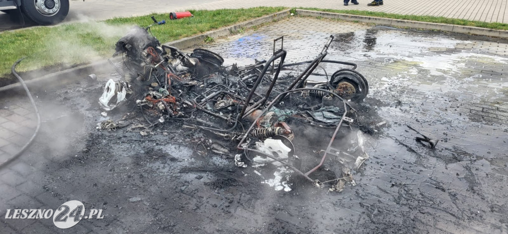 Mały samochód spalił się doszczętnie