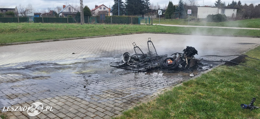 Mały samochód spalił się doszczętnie