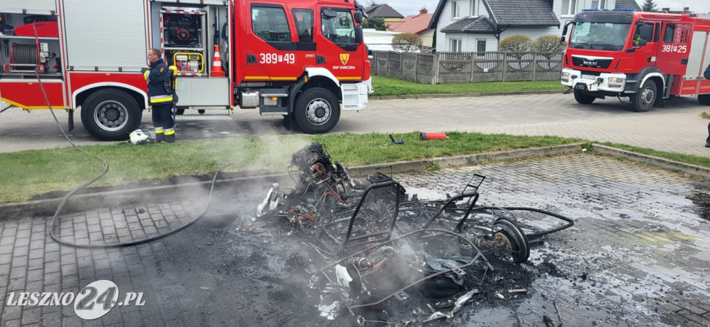 Mały samochód spalił się doszczętnie