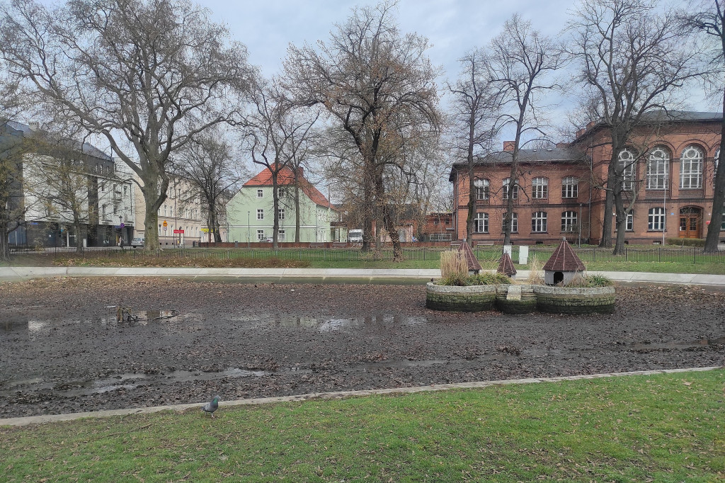 Spuszczono wodę w parkowych stawach