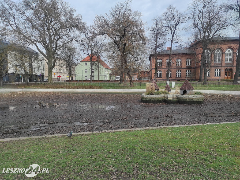 Spuszczono wodę w parkowych stawach