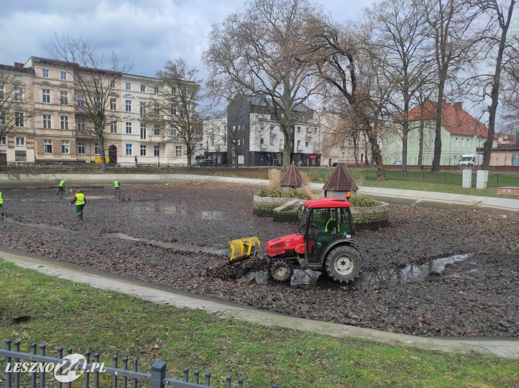 Spuszczono wodę w parkowych stawach