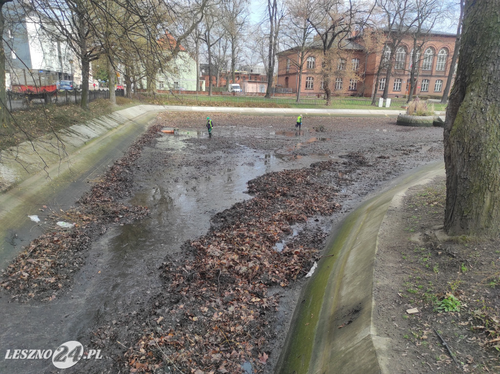 Spuszczono wodę w parkowych stawach