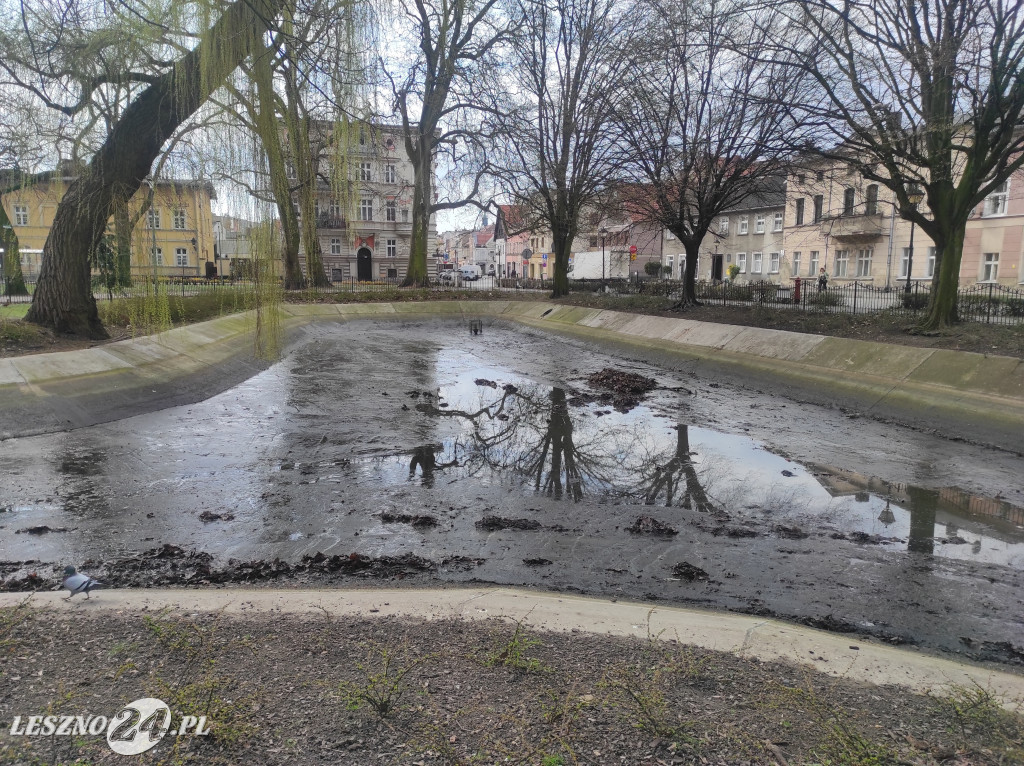 Spuszczono wodę w parkowych stawach