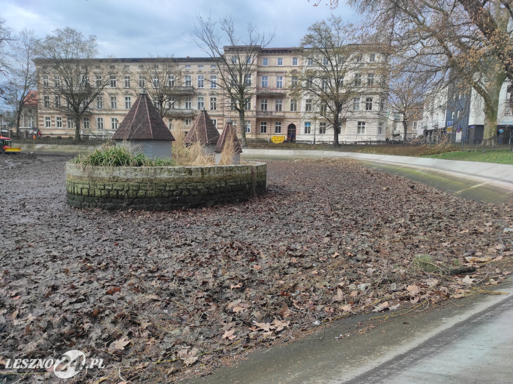 Spuszczono wodę w parkowych stawach