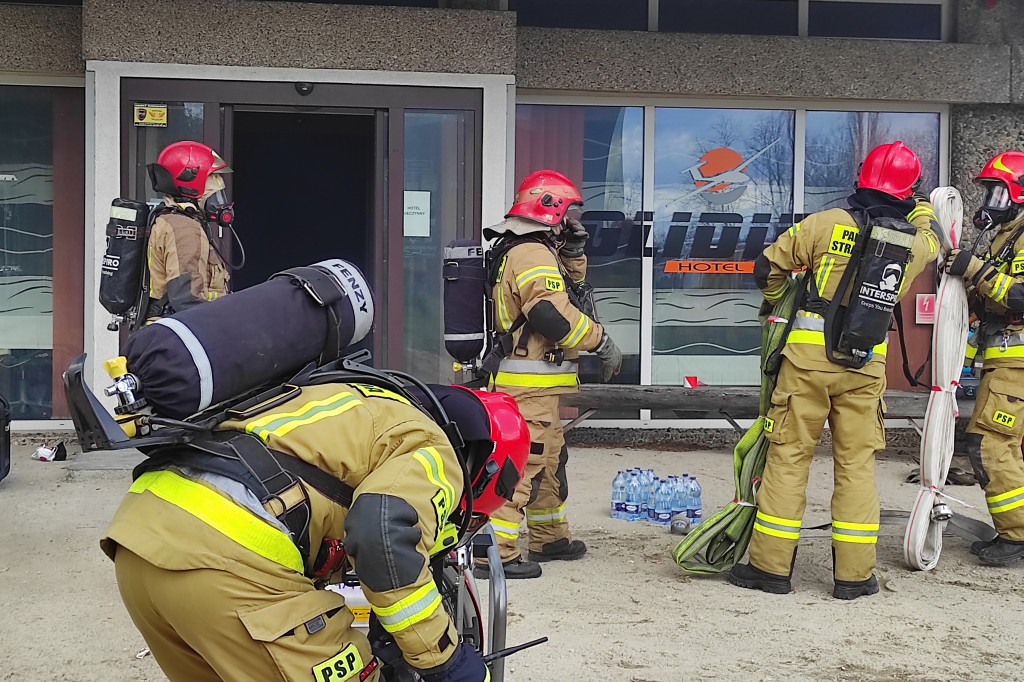 Hotel na lotnisku opanowali strażacy