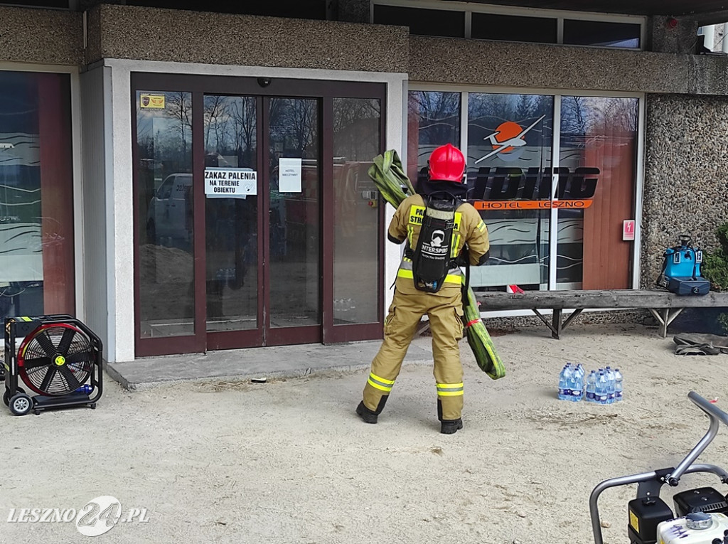 Hotel na lotnisku opanowali strażacy