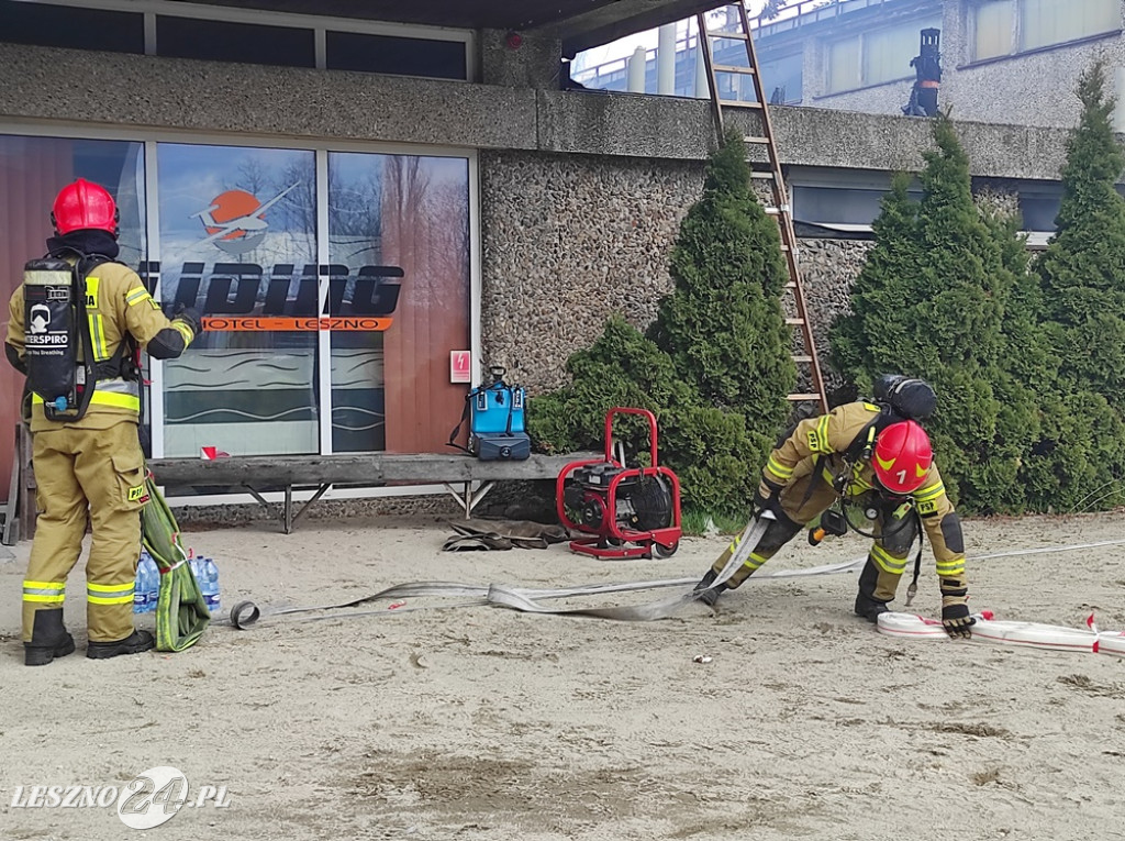 Hotel na lotnisku opanowali strażacy