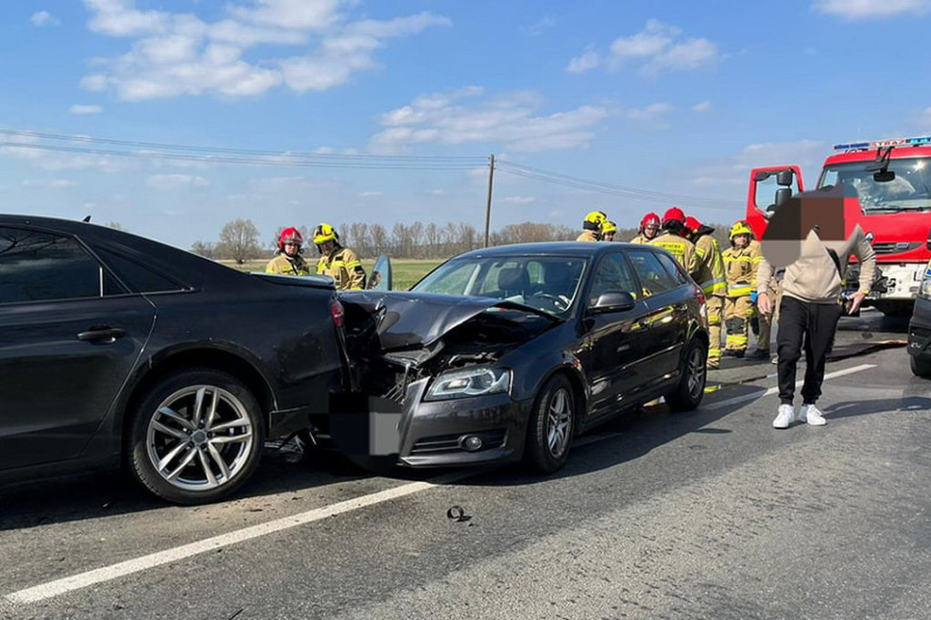 Trzy auta zderzyły się pomiędzy Lesznem i Górą