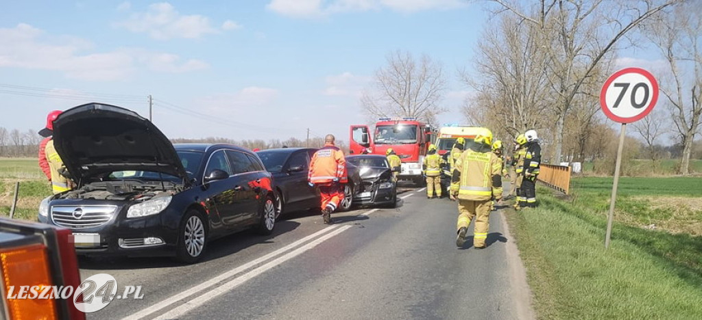 Trzy auta zderzyły się pomiędzy Lesznem i Górą