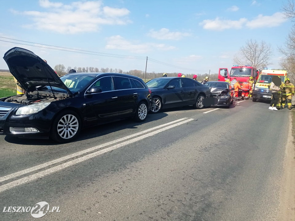 Trzy auta zderzyły się pomiędzy Lesznem i Górą