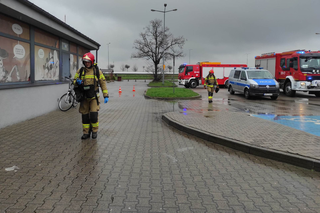 Strażacy w sklepie meblowym