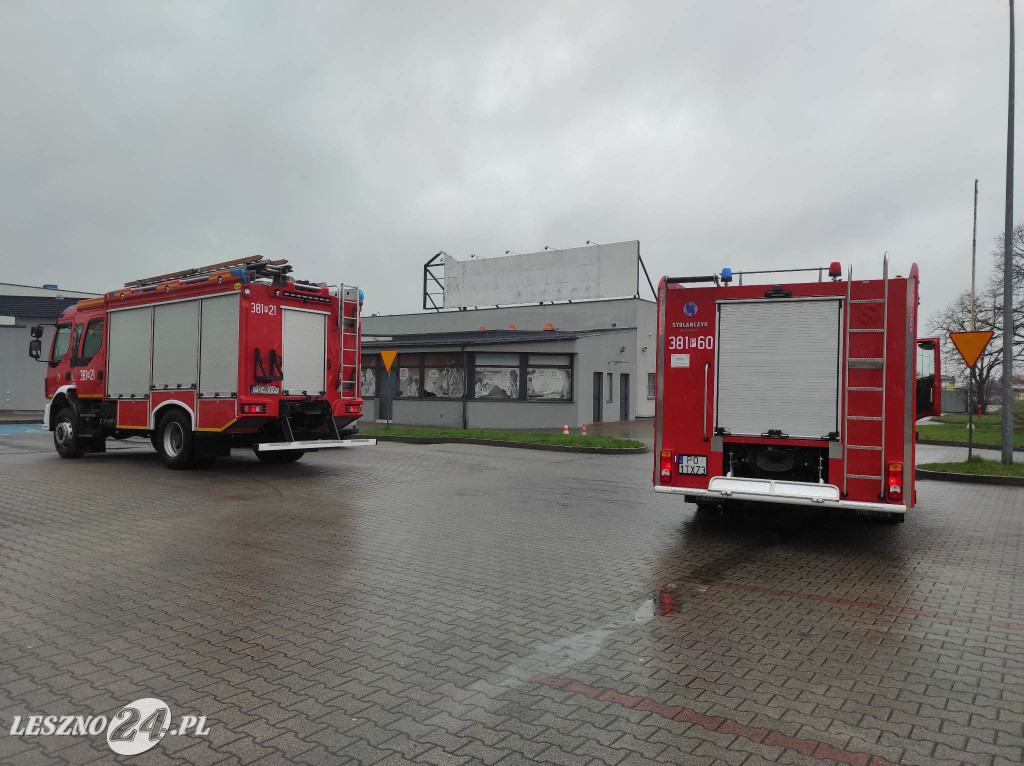 Strażacy w sklepie meblowym