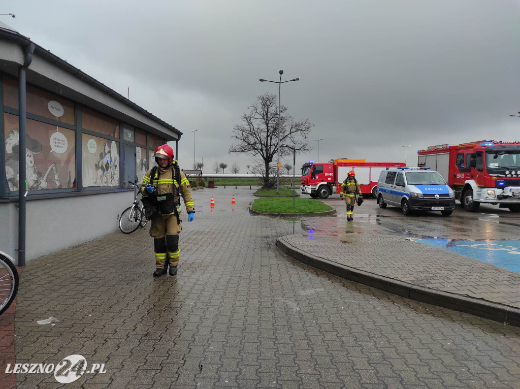 Strażacy w sklepie meblowym