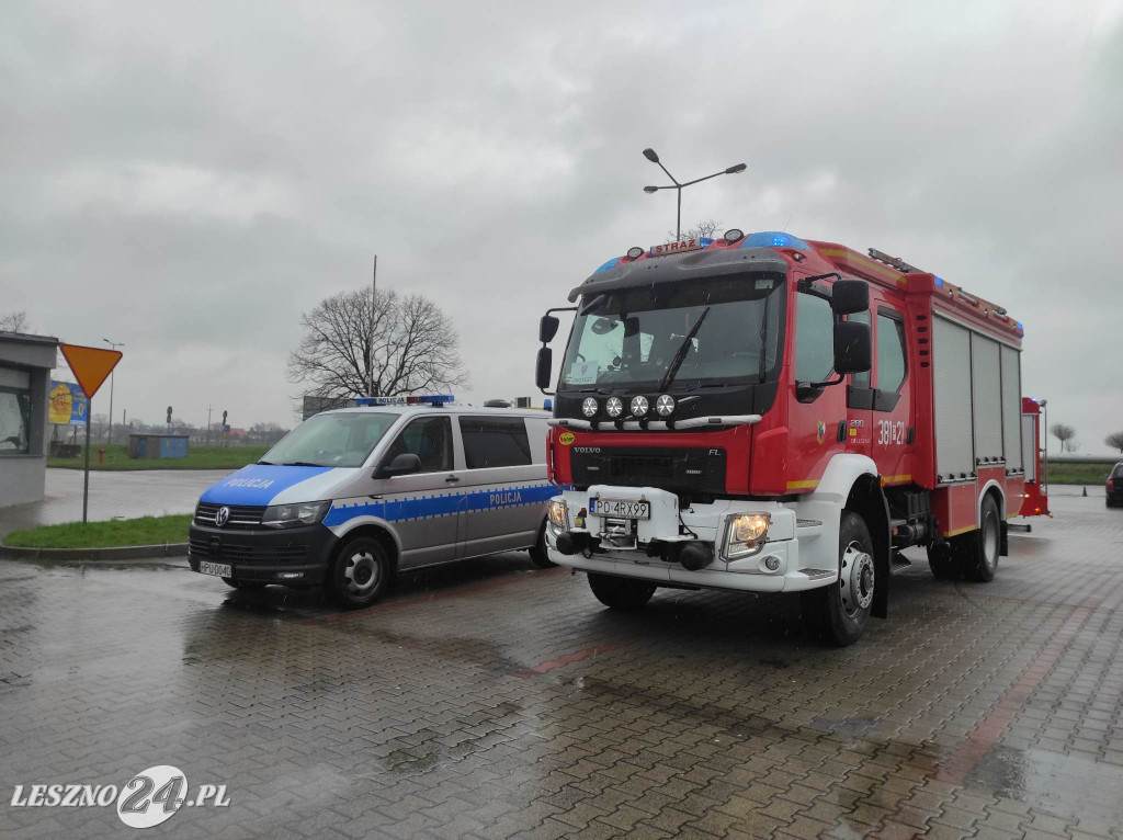 Strażacy w sklepie meblowym