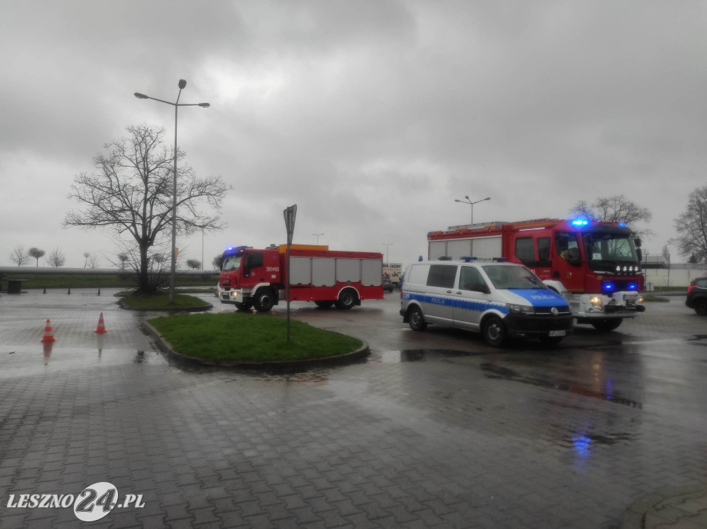Strażacy w sklepie meblowym