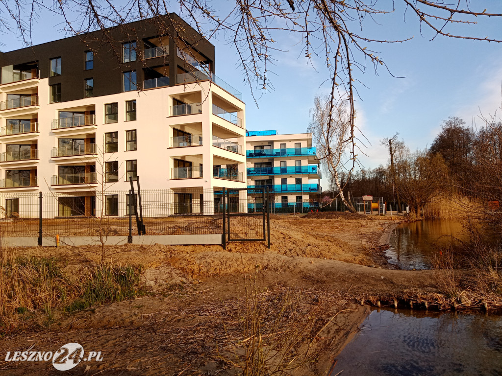 Apartamentowce nad Jeziorem Dominickim
