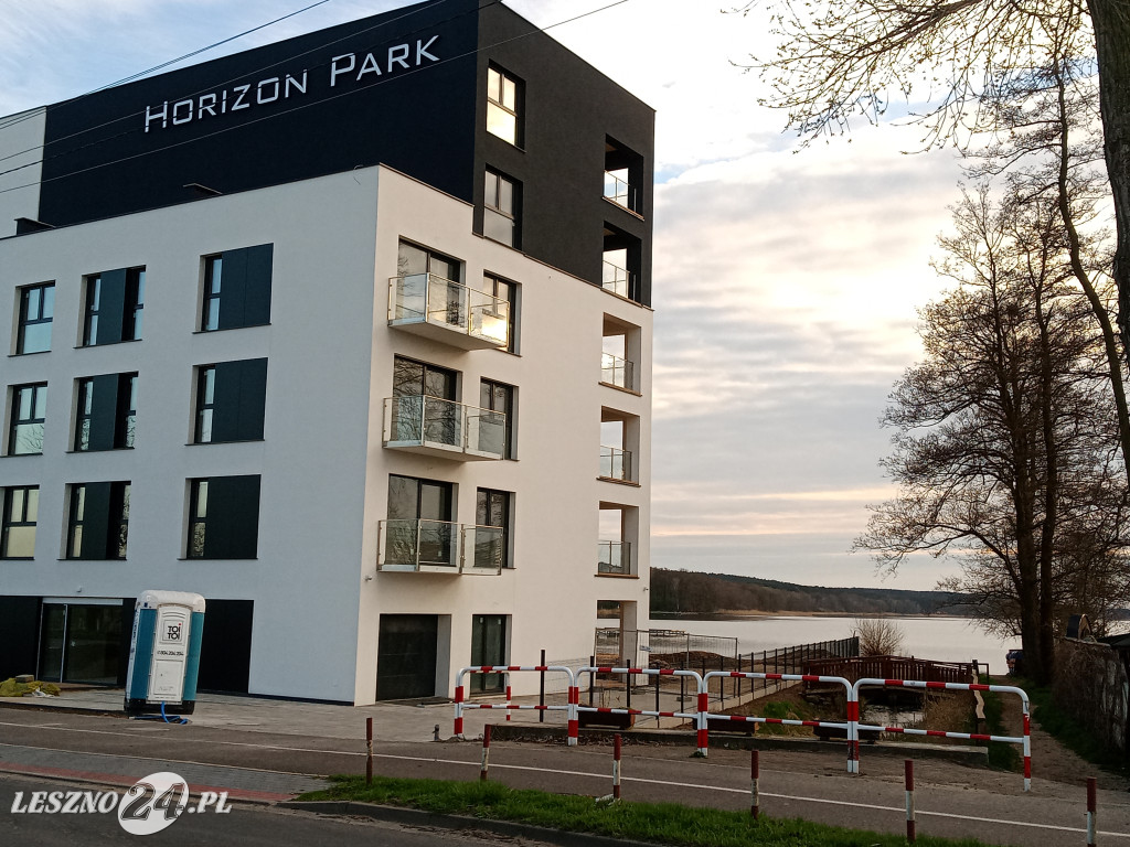 Apartamentowce nad Jeziorem Dominickim