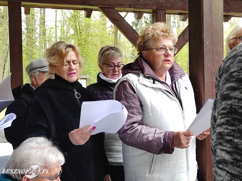 Wspólne śpiewanie na polanie