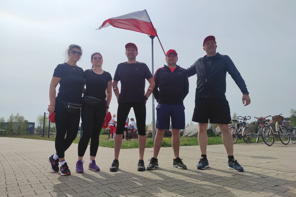 Symboliczne biało-czerwone okrążenie