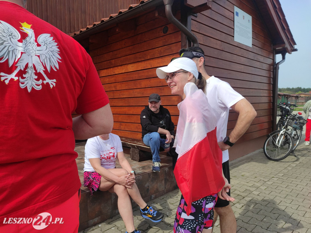 Symboliczne biało-czerwone okrążenie