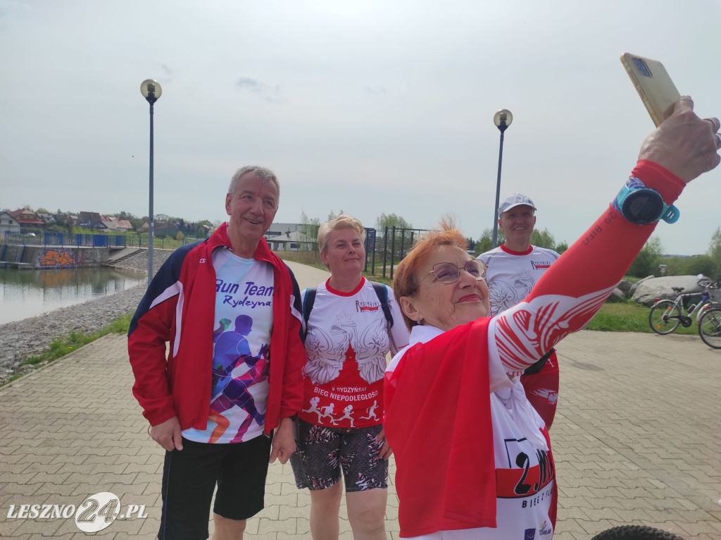 Symboliczne biało-czerwone okrążenie
