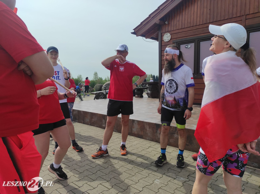 Symboliczne biało-czerwone okrążenie