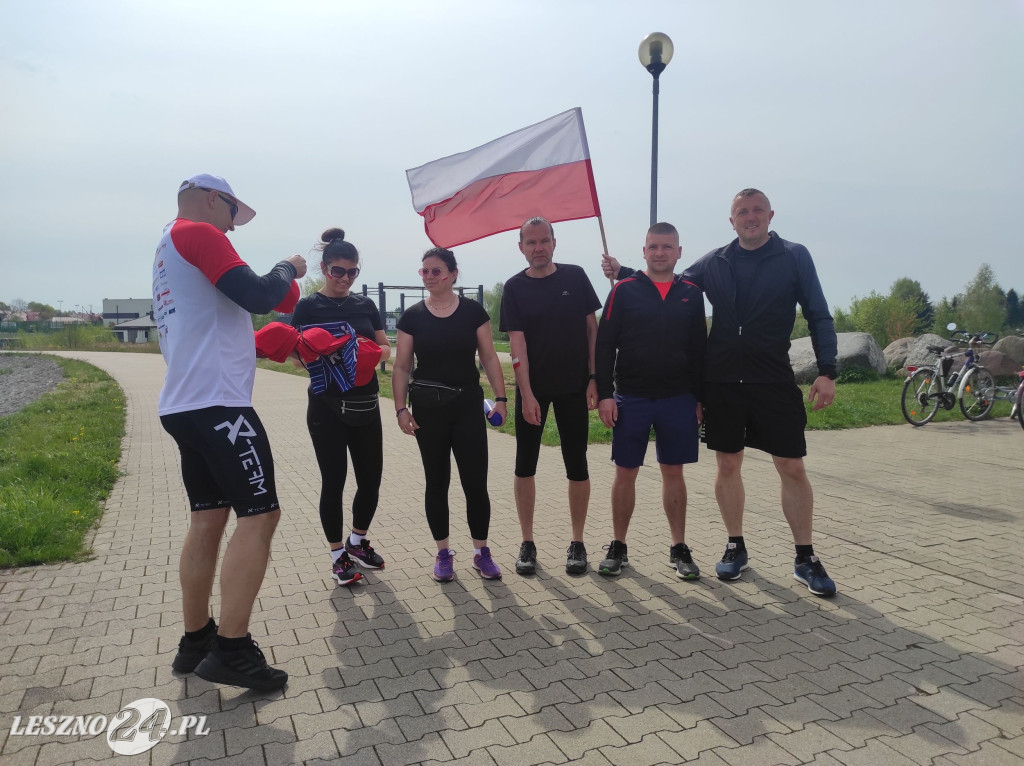 Symboliczne biało-czerwone okrążenie