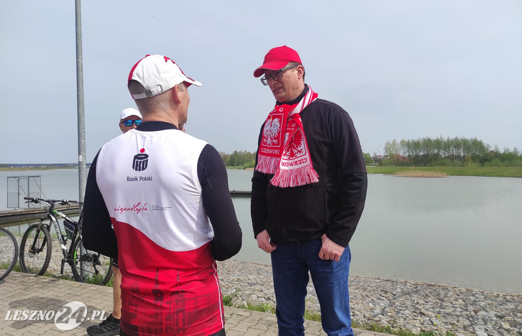 Symboliczne biało-czerwone okrążenie