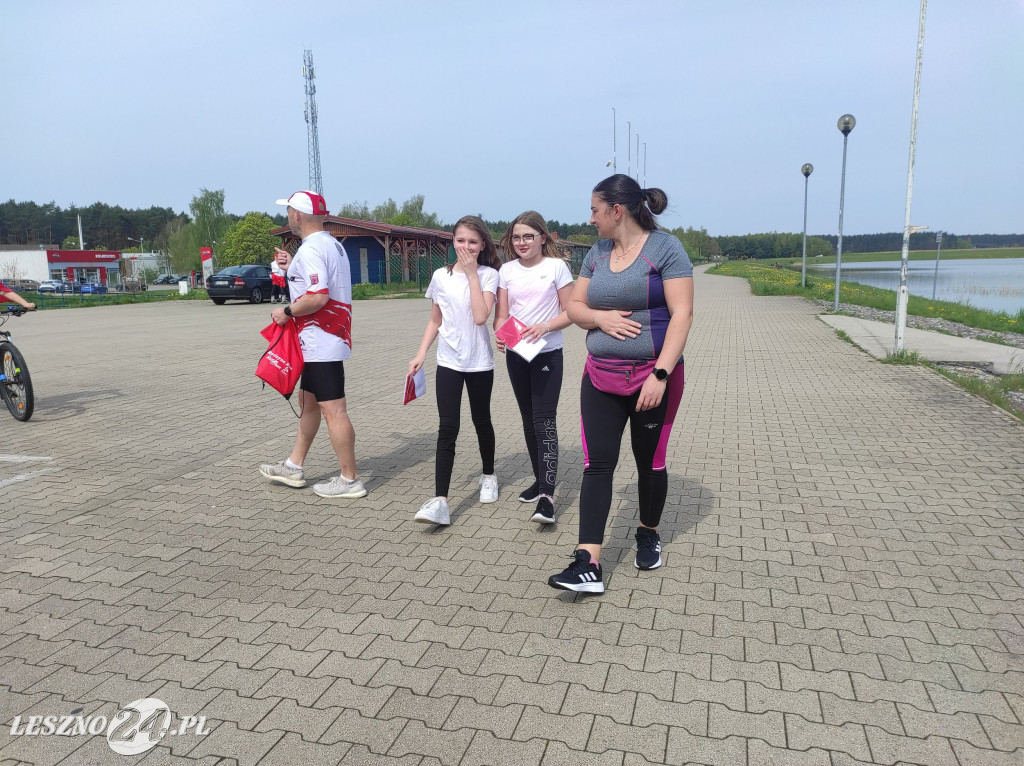 Symboliczne biało-czerwone okrążenie