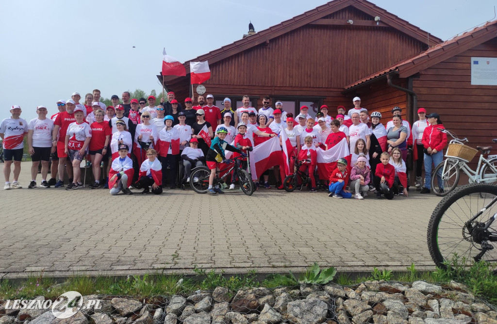 Symboliczne biało-czerwone okrążenie