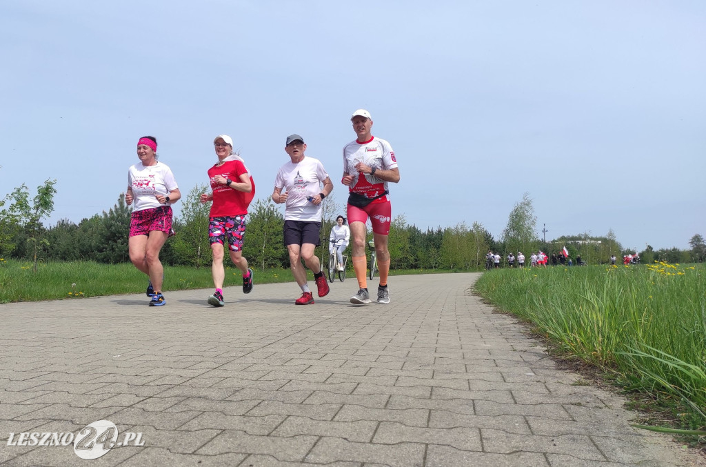 Symboliczne biało-czerwone okrążenie