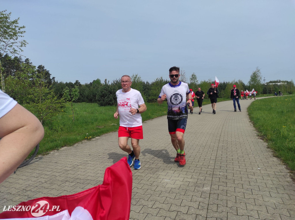 Symboliczne biało-czerwone okrążenie