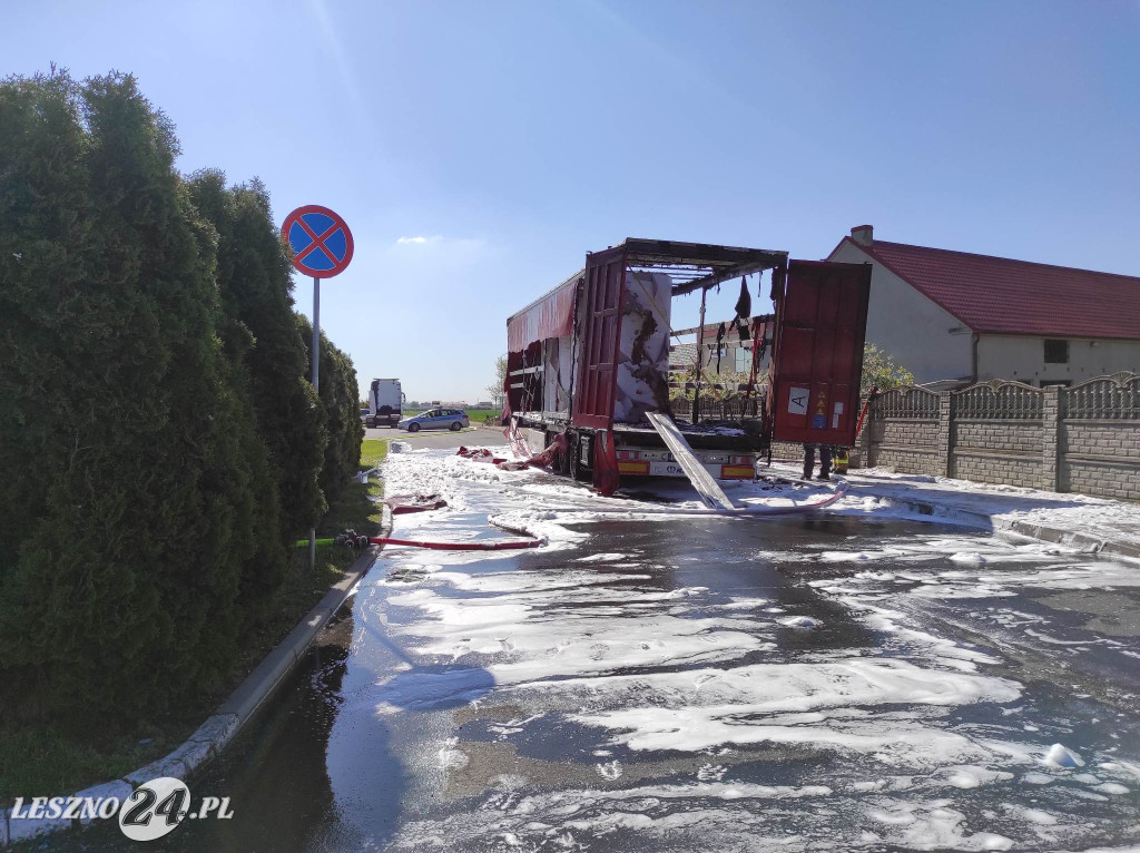 W Kąkolewie spaliła się naczepa tira
