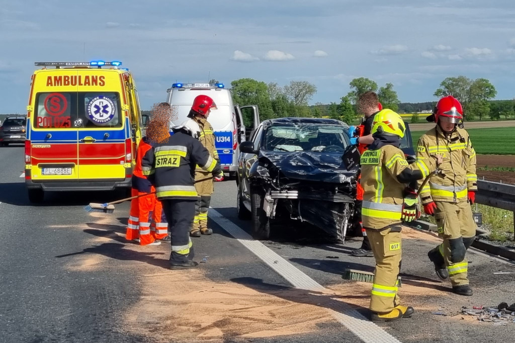 Samochód dachował na ekspresówce