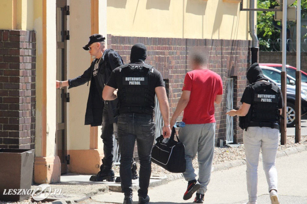 Detektyw Rutkowski przywiózł policji winnego?