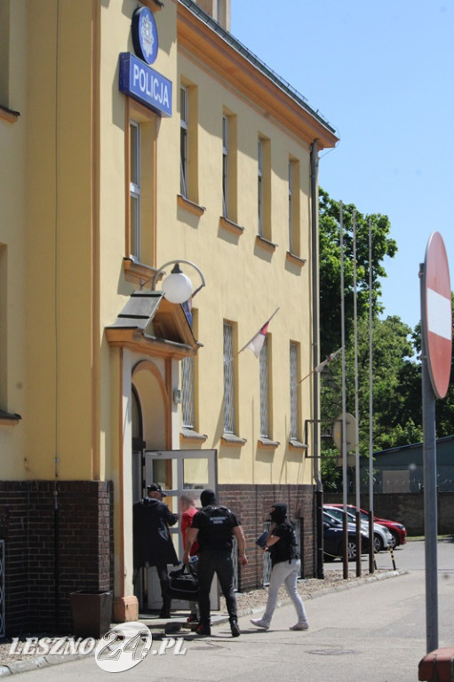Detektyw Rutkowski przywiózł policji winnego?